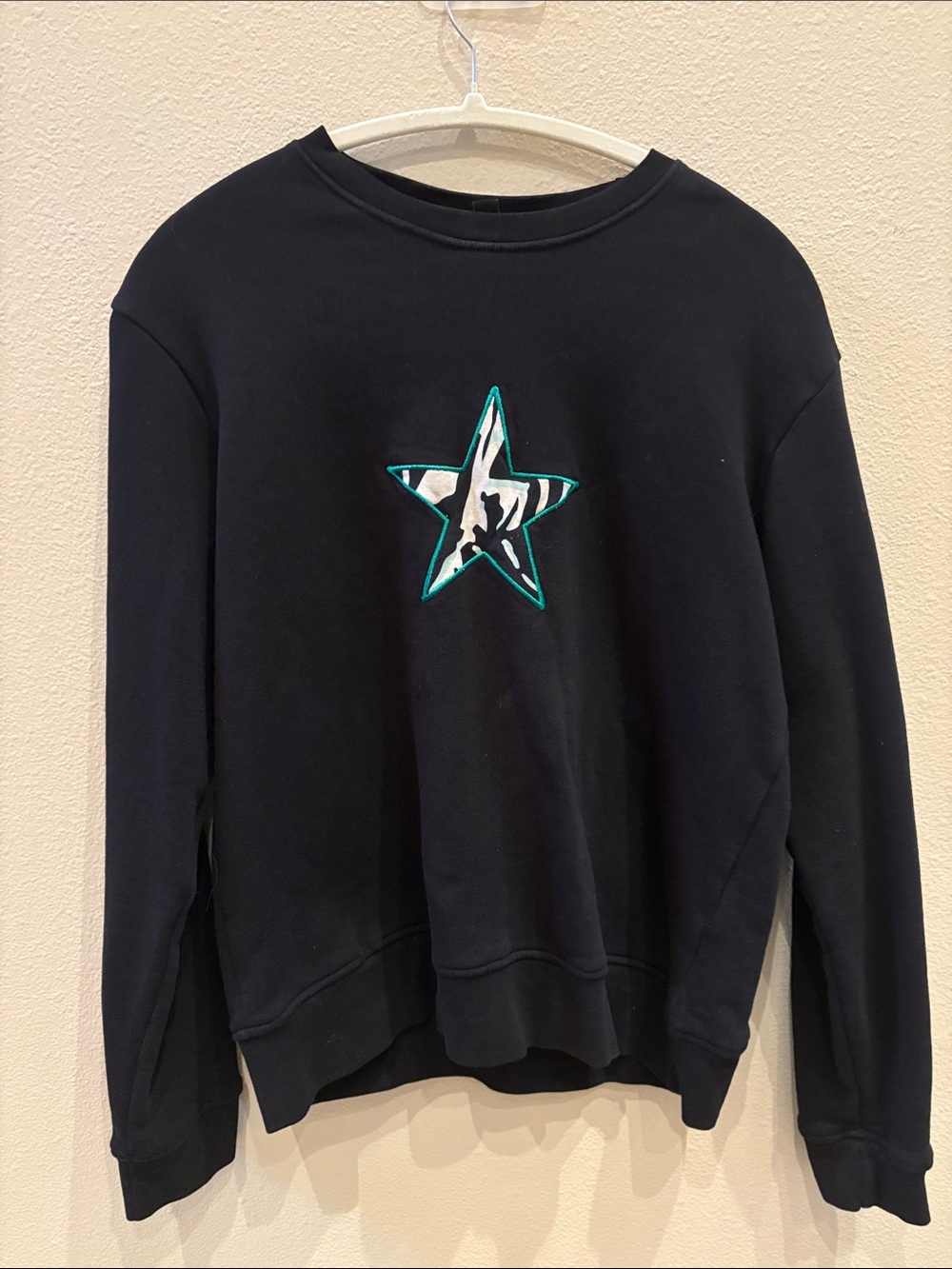 Black Women's Star Appliqué Crewneck Sweatshirt